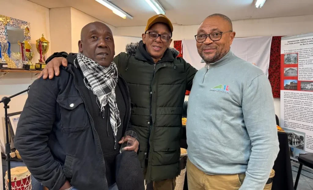 Orlando Cartagena Lagar disertó en la sede de Mundo Afro, Montevideo.