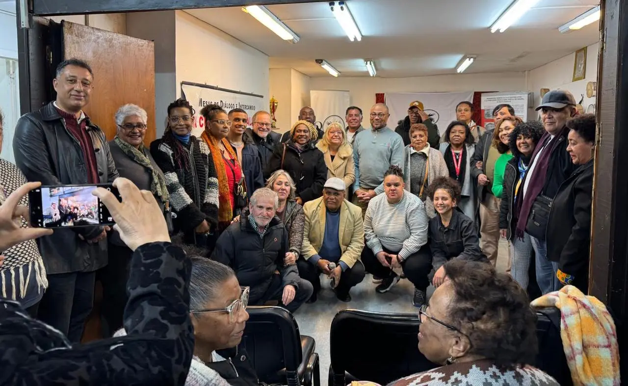Orlando Cartagena Lagar disertó en la sede de Mundo Afro, Montevideo.