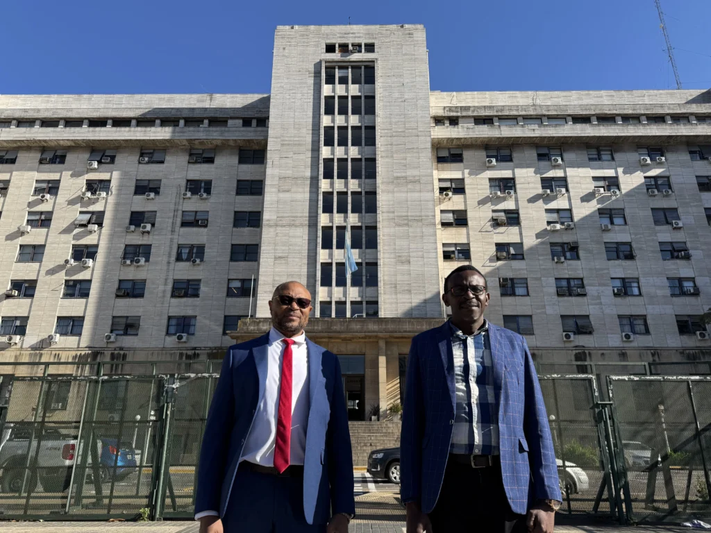 Orlando Cartagena Lagar y Reginaldo Piño Huesca, Ministro de Asuntos Exteriores de la República de Annobón, frente a los Tribunales Federales de la República Argentina.