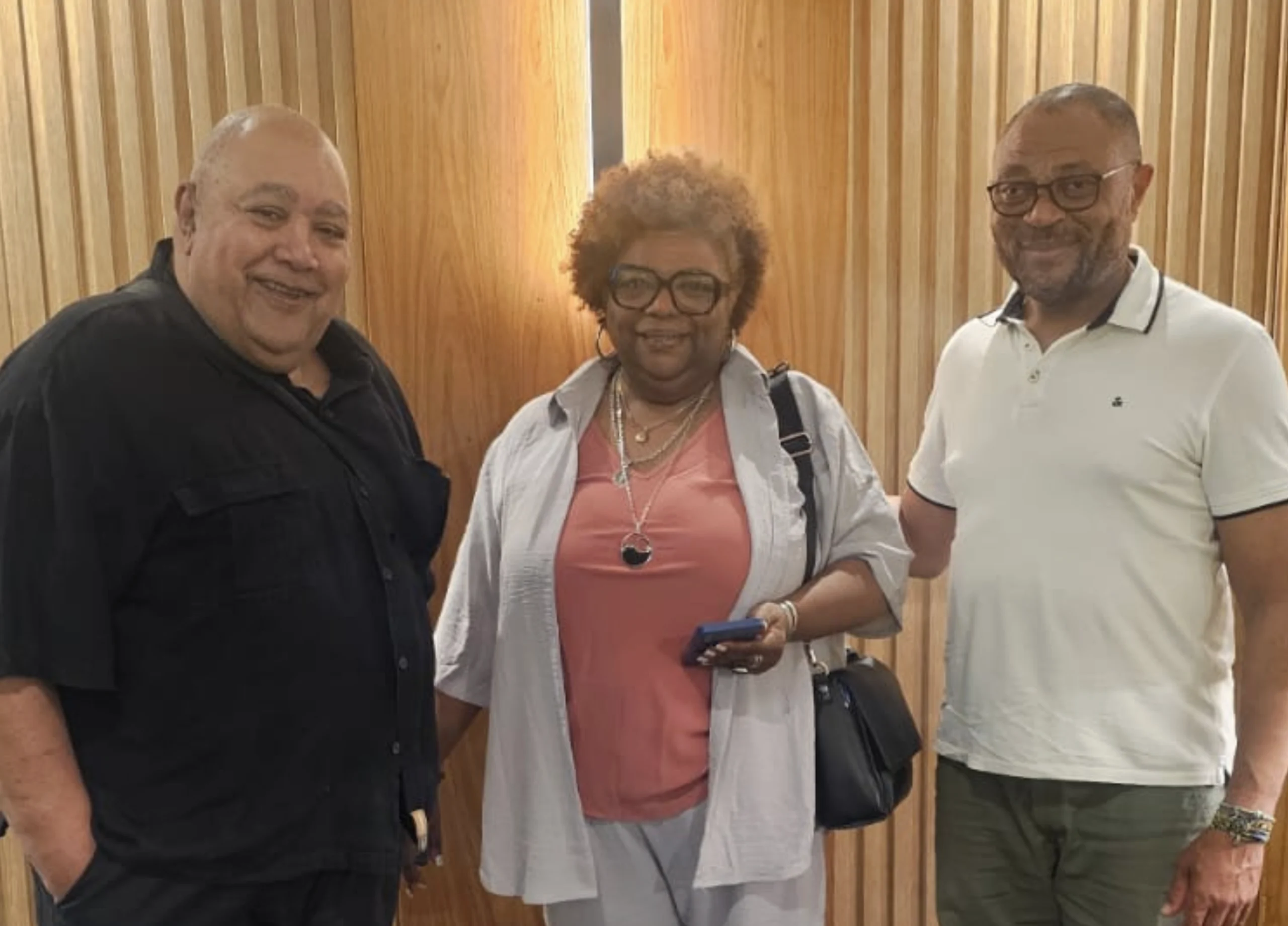 Orlando Cartagena Lagar junto al Embajador de Annobón en Uruguay, Romero Rodríguez, y la Presidenta de Organizaciones Mundo Afro, Verónica Villagra,.