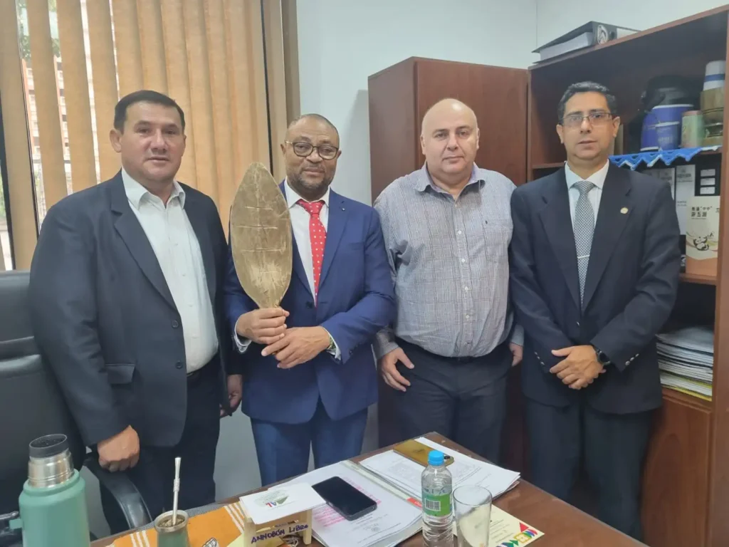 Orlando Cartagena Lagar junto al diputado nacional Cleto Giménez y el director de la Comisión de Asuntos Migratorios y Desarrollo, Nicolás Benítez Saguier.