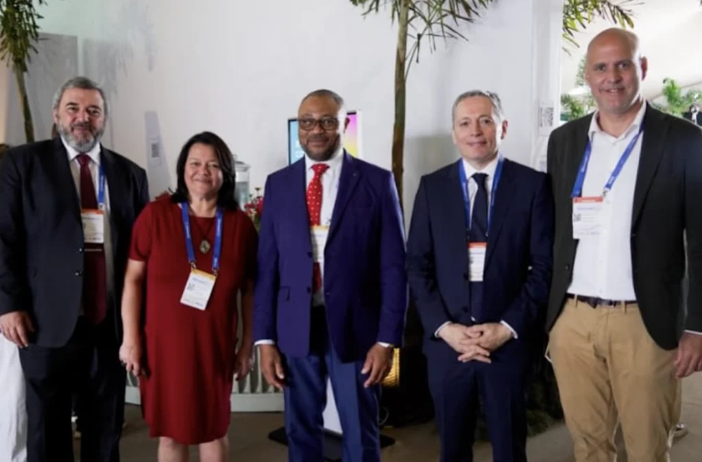 Orlando Cartagena Lagar junto al intendente de Montevideo, Mario Bergara, y el presidente de Mercociudades, Fernando Gray.