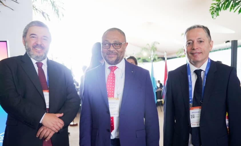 Orlando Cartagena Lagar junto al intendente de Montevideo, Mario Bergara, y el presidente de Mercociudades, Fernando Gray.
