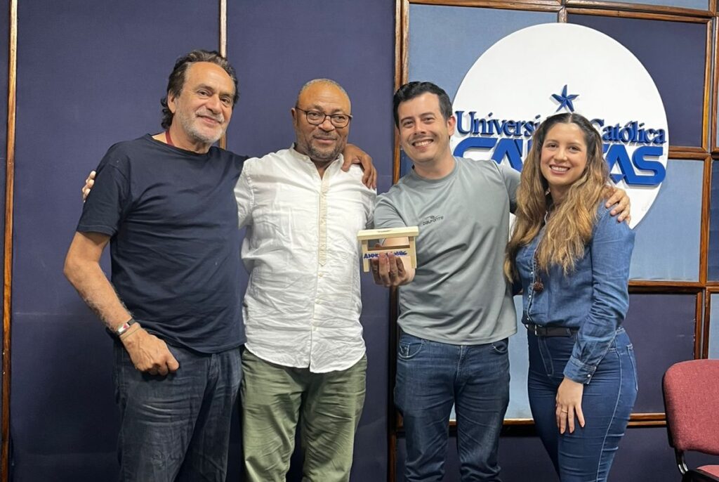 Orlando Cartagena Lagar en Radio Cáritas, de Paraguay.