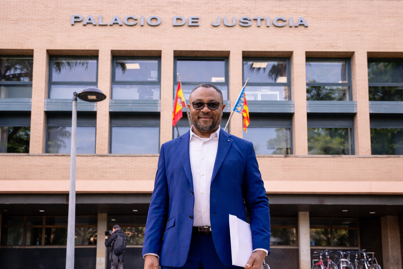Orlando Cartagena Lagar, frente al Palacio de Justicia de Catarroja.