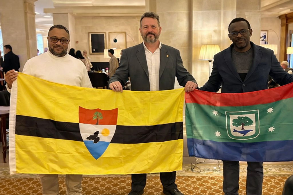 Orlando Cartagena Lagar y Reginaldo Piño Huesca junto a Thomas D. Walls.