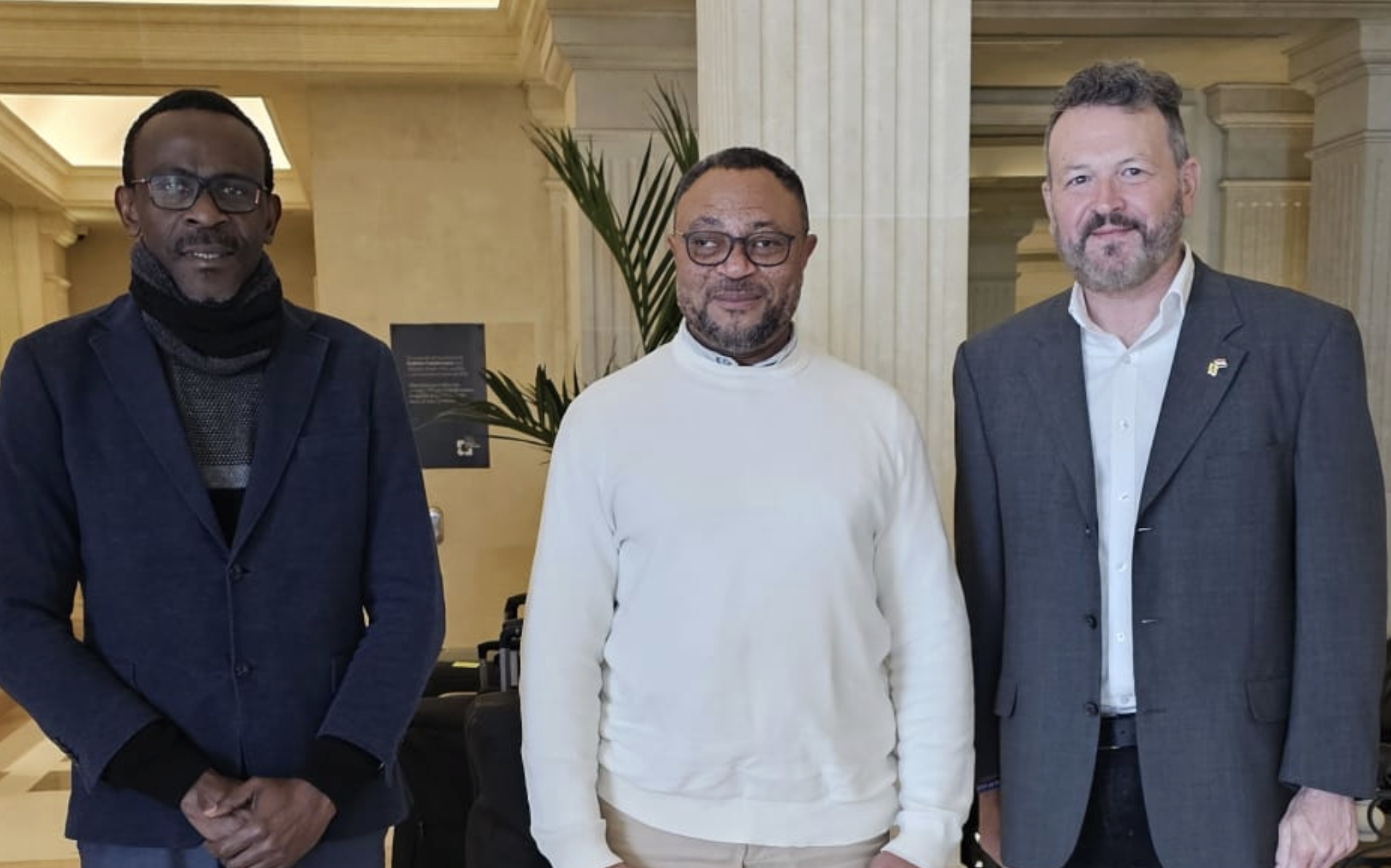 Orlando Cartagena Lagar y Reginaldo Piño Huesca junto a Thomas D. Walls.