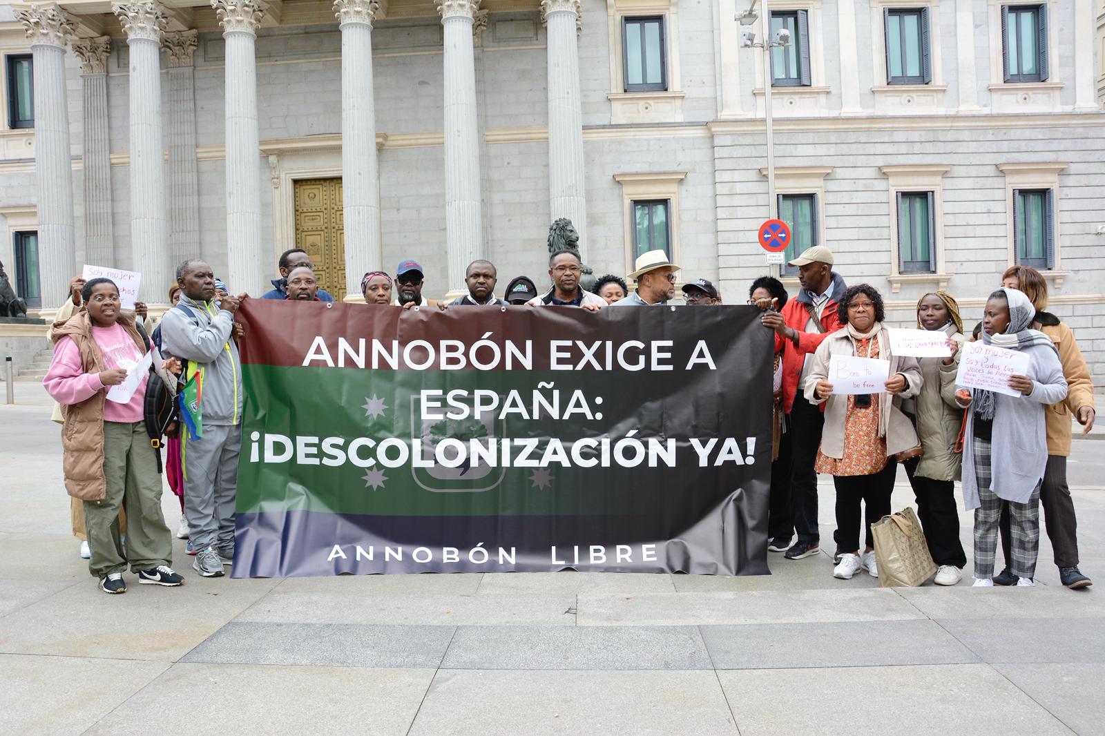 Annoboneses en el exilio, movilizados frente al Congreso de los Diputados de España.
