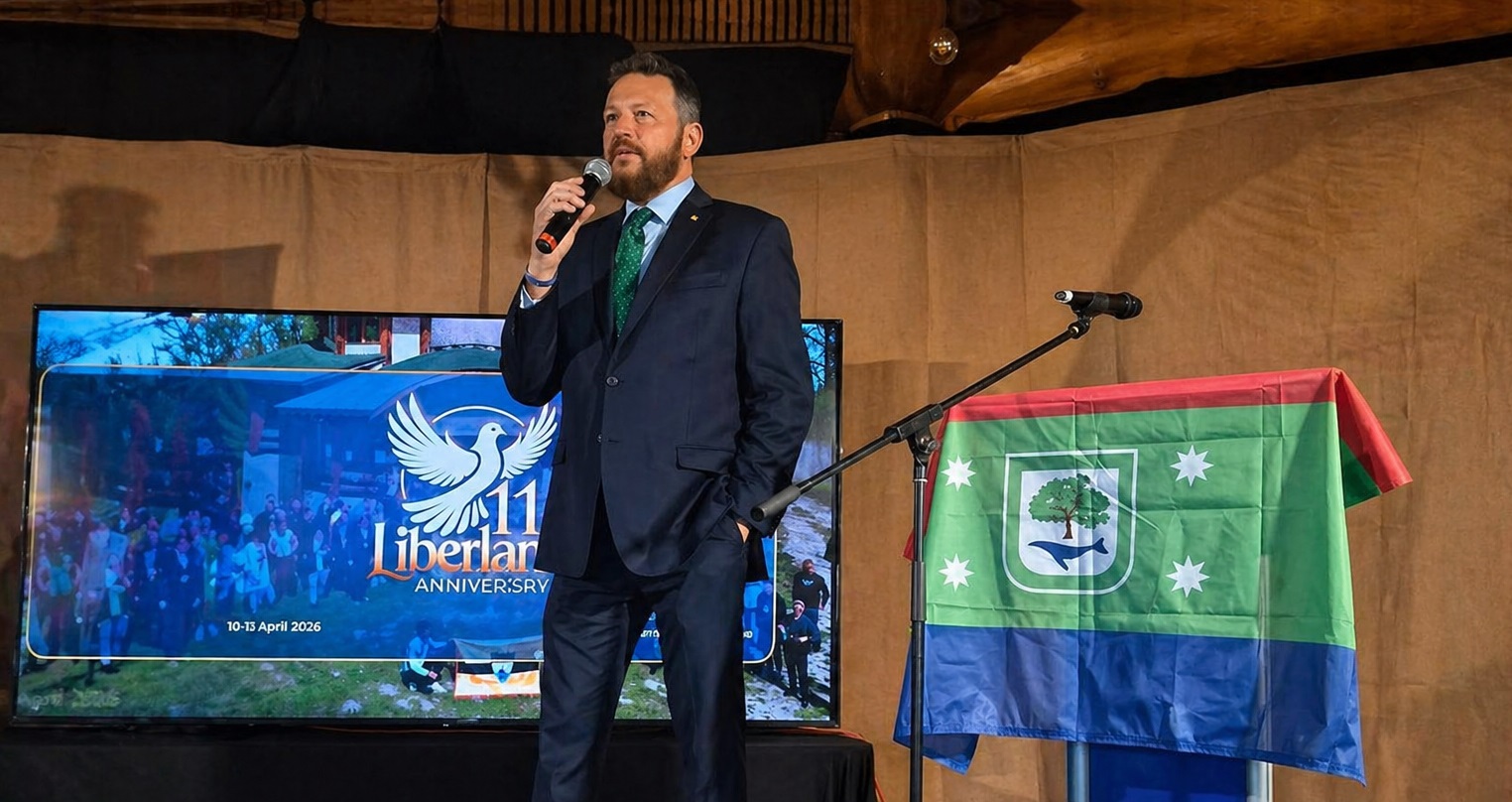 El Ministro de Asuntos Exteriores de Liberland, Thomas D. Walls, junto a la bandera de Annobón.