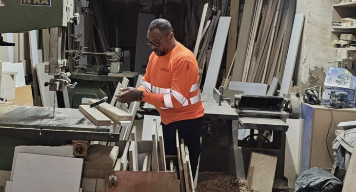 El vocero annobonés, Orlando Cartagena Lagar, no percibe ingresos por su labor como primer ministro. Trabaja de carpintero en una empresa española.