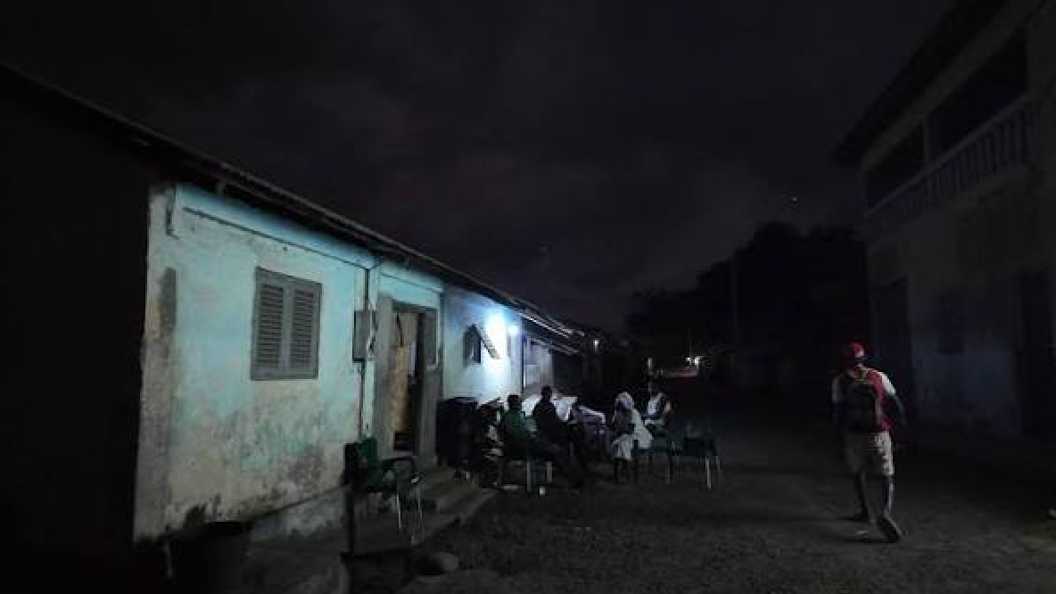Annobón de noche: oscuridad y calles de tierra.