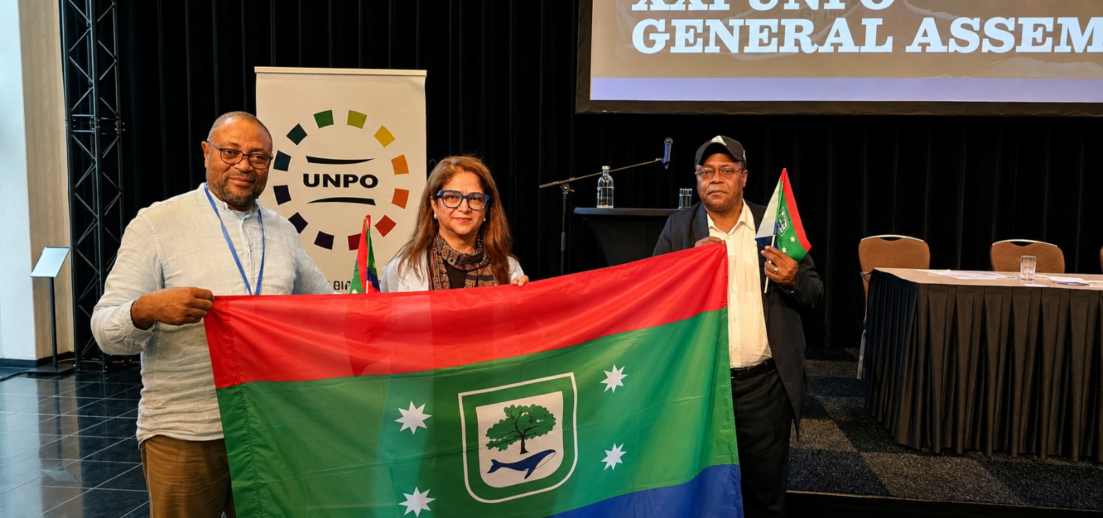 Orlando Cartagena Lagar y Nando Baê junto a Rubina Greenwood, en encuentro de la UNPO.